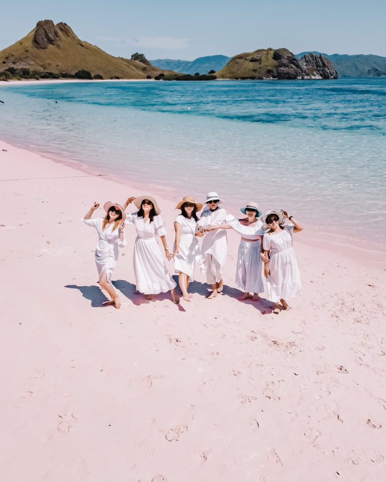 Pink Beach near Komodo Island (Waturandatrip.com)