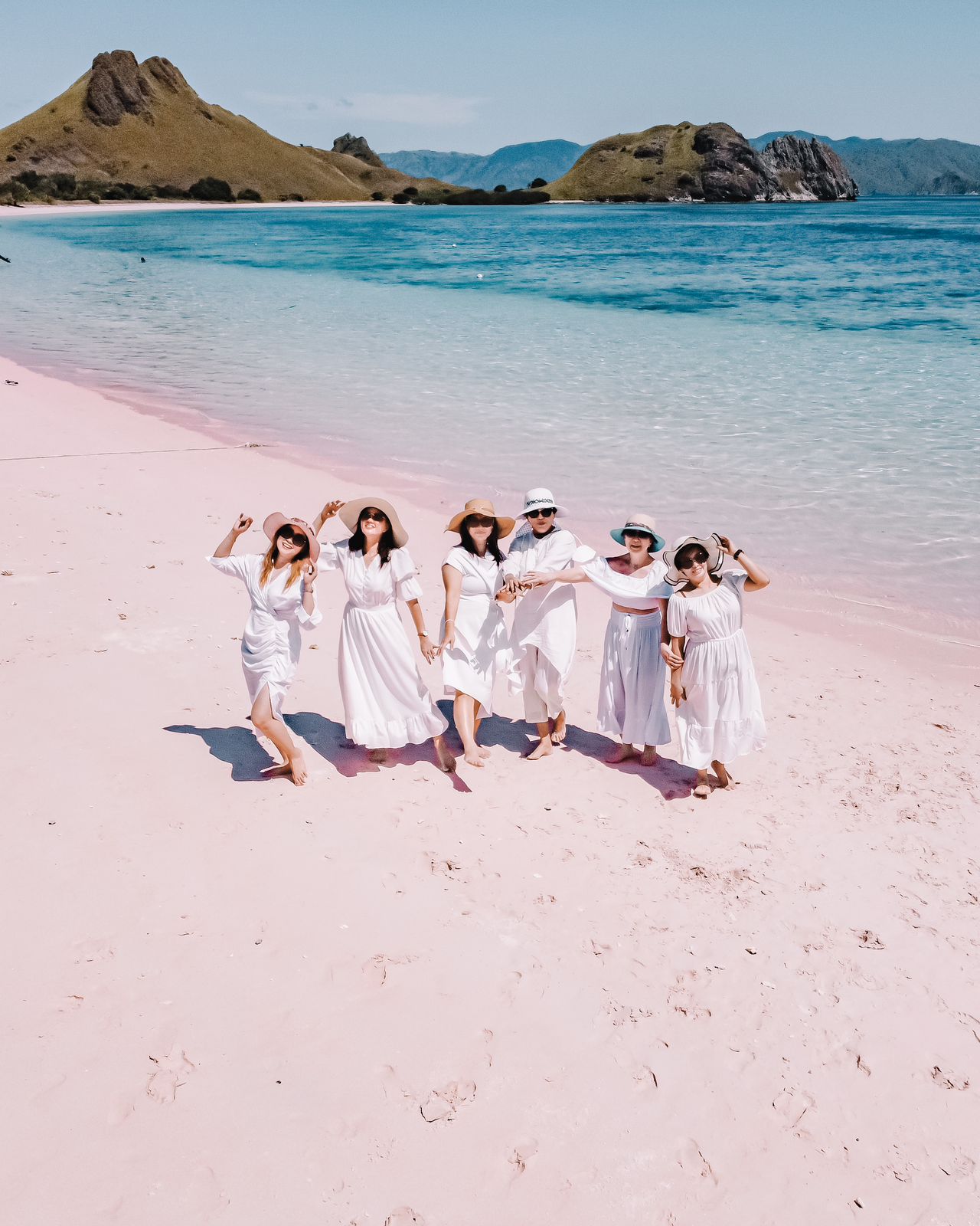 Pink Beach near Komodo Island (Waturandatrip.com)